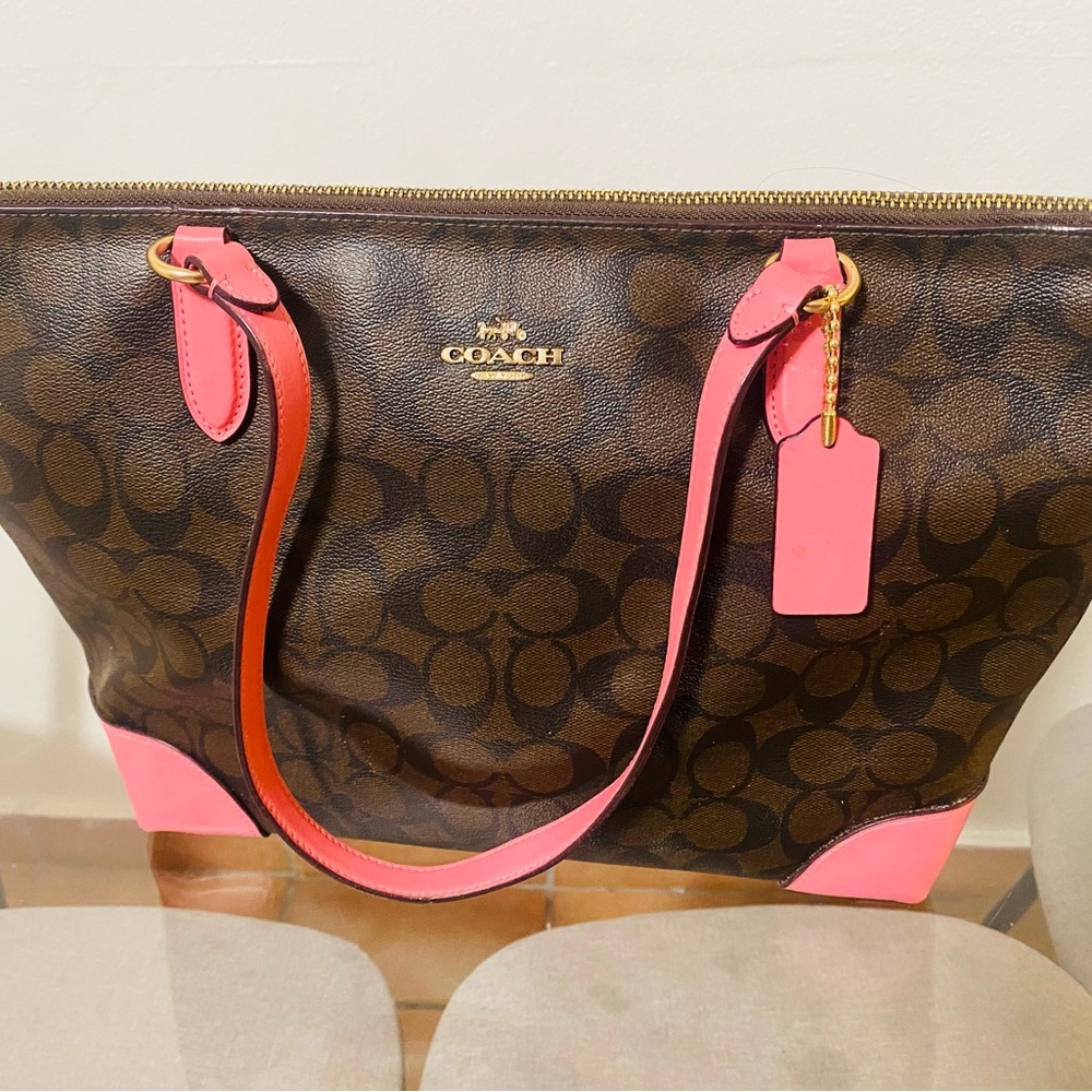 Coach bag pink details